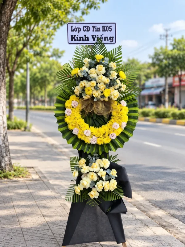 Tiễn Biệt – Vòng Hoa Chia Buồn Vàng Trắng – Tiệm Hoa Nắng